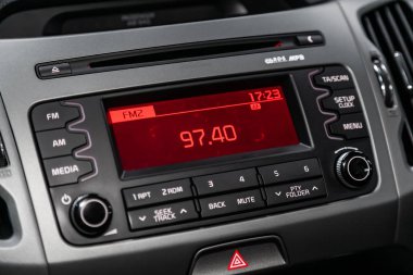 Novosibirsk, Rusya 9 Eylül 2019: Kia Sportage, Modern siyah araba iç mimarisi: radyo, ses sistemi ve monitör ve kontrol düğmesi 