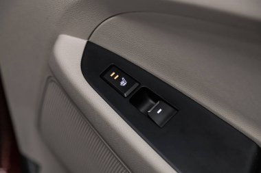 Novosibirsk, Rusya 11 Eylül 2019: Hyundai Tucson, koltuk ısıtma düğmelerine yakın çekim. modern araba iç tasarımı: parçalar, düğmeler, düğmeler 