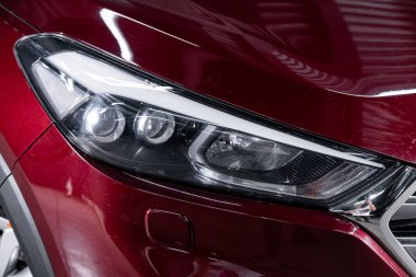 Novosibirsk, Rusya 11 Eylül 2019: Hyundai Tucson, araba farları. Dış görev ayrıntıları. Modern arabanın ön farlarından birinin detaylarını kapat. 