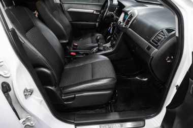 Novosibirsk, Rusya 18 Eylül 2019: Chevrolet Captiva, gösterge paneli, oyuncu, direksiyon, gaz kolu, düğmeler, koltuklar. modern araba iç tasarımı: parçalar, düğmeler, düğmeler 