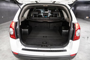 Novosibirsk, Rusya 18 Eylül 2019: Chevrolet Captiva, bagaja yakın çekim, far, tampon, ön görüş. Modern bir arabanın dışı. 