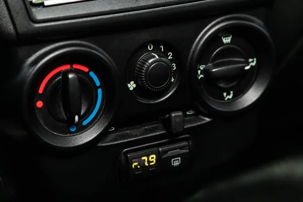 2019年9月9日 俄罗斯Novosibirsk Lada Kalina 装有明显气候控制装置的车辆内部 调整仪表板碎片 — 图库照片