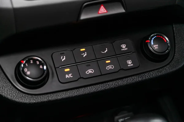 2019年9月9日 Kia Sportage Car Vehicle Interior Visible Climate Controls Adjustment — 图库照片