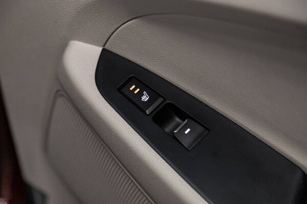 Новосибирск, Россия 11 сентября 2019 г.: Hyundai Tucson, крупный план кнопки обогрева сидений. современный интерьер автомобиля: детали, кнопки, ручка
 