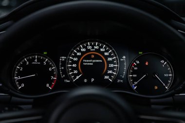 Novosibirsk, Rusya 29 Ekim 2019: Yeni Mazda 3, beyaz arka ışıklandırmalı araç göstergesi: kilometre sayacı, hız göstergesi, takometre, yakıt seviyesi, su sıcaklığı ve daha fazlası