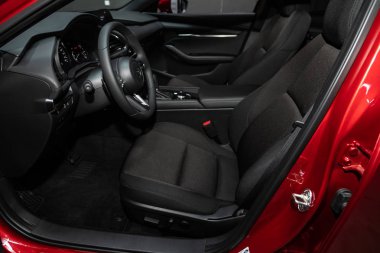 Novosibirsk, Rusya 29 Ekim 2019: Yeni Mazda 3, direksiyon, vites kolu, multimedya sistemi, sürücü koltukları ve gösterge paneli
