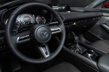 Novosibirsk, Rusya 29 Ekim 2019: Yeni Mazda 3, gösterge paneli, hız göstergesi, taksimetre ve direksiyon. - Evet. modern araba iç mimarisi
