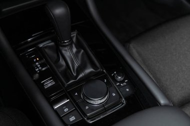 Novosibirsk, Rusya 29 Ekim 2019: Yeni Mazda 3, manuel şanzıman şanzıman kolunu kapatın. Hızlandırıcı sapı ve yeni bir arabanın düğmeleri. 