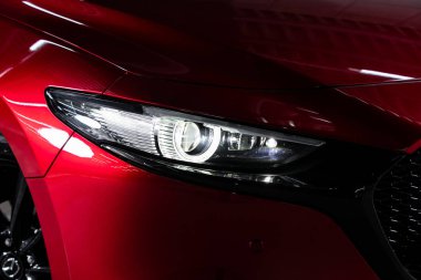 Novosibirsk, Rusya 29 Ekim 2019: Yeni kırmızı Mazda 3, Led 'in farlarından birinin detaylarını kapat modern araba 