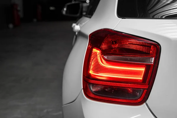 Close Detail Een Van Led Rood Achterlicht Moderne Witte Sedan — Stockfoto