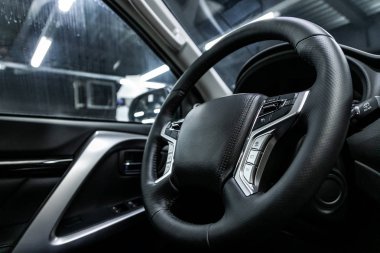 Gösterge paneli, oyuncu, direksiyon, düğmeler. modern araba iç tasarımı: parçalar, düğmeler, düğmeler