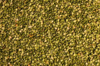 Pişmemiş yeşil mercimek taneciklerine yakın çekim. Sağlıklı gıda konsepti. mercimek deseni