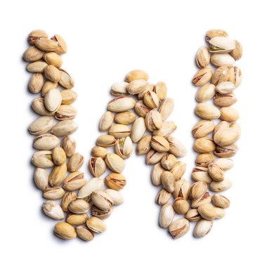 İngiliz alfabesinin W harfi soyulmamış şam fıstığı ve beyaz izole edilmiş arka plan. Soyulmamış fıstık desenli. Sağlıklı gıda konsepti. Metin düzenlemek için harfler