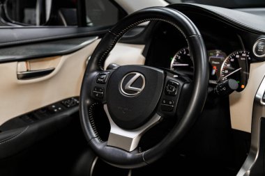 Novosibirsk, Rusya 29 Eylül 2019: Lexus Nx, gösterge paneline yakın çekim, hız göstergesi, takometre ve direksiyon. - Evet. modern araba iç mimarisi