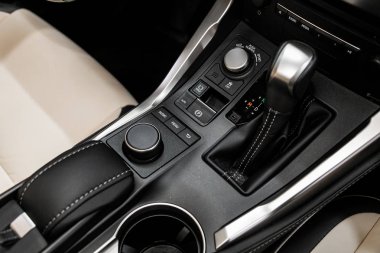 Novosibirsk, Rusya 29 Eylül 2019: Lexus Nx, hızlandırıcı kolu ve düğmeleri yakın çekim. Otomatik vites, araba içi, hafif odaklanma.