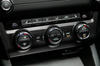 Novosibirsk, Rusya 29 Eylül 2019: Scoda Octavia, Araç, görünür iklim kontrollü araç içi, alet panelinin parçasının ayarlanması 