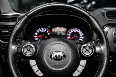 Novosibirsk, Rusya 29 Eylül 2019: Kia Soul, gösterge paneli, hız göstergesi, taksimetre ve direksiyona yakın çekim. - Evet. modern araba iç mimarisi