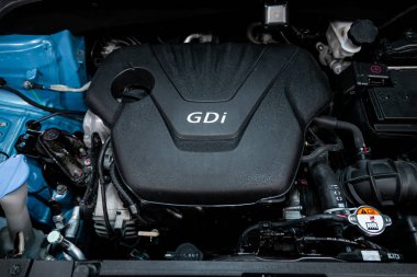 Novosibirsk, Rusya 29 Eylül 2019: Kia Soul, araba motorunun ön görüntüsünü kapatın. İçten yanmalı motor, araba parçaları, ayrıştırma