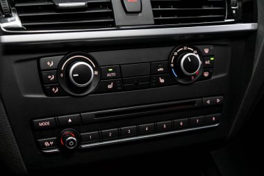 Novosibirsk, Rusya 29 Eylül 2019: Bmw X3, Araç, Görünür iklim kontrolleri ile araç içi, enstrüman panel parçasının ayarlanması 