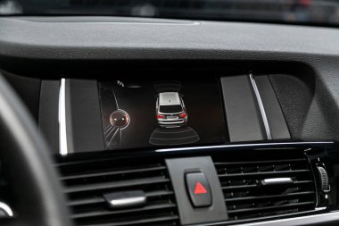 Novosibirsk, Rusya 29 Eylül 2019: Bmw X3, park sistemi. Gösterge paneline park etmek için yakın çekim desteği