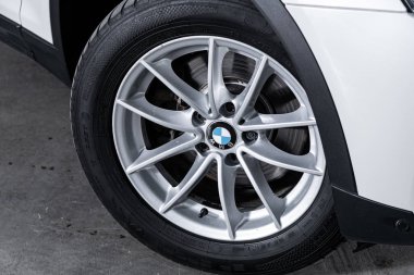 Novosibirsk, Rusya 29 Eylül 2019: Bmw X3, alüminyum alaşımlı yakın çekimli araba tekerleği ve yeni lastik 