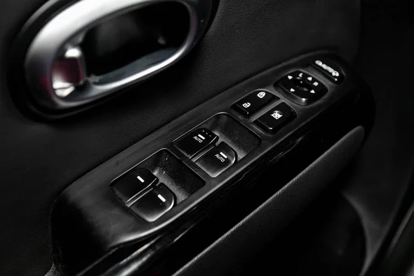 Novosibirsk ロシア2019年9月29日 起亜魂 新しい近代的な車のドアコントロールパネルの閉じます 窓コントロールパネル ドアロックボタン ミラーコントロールで腕を休める — ストック写真