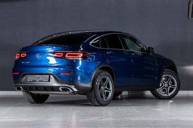 Novosibirsk / Rusya 28 Nisan 2020: Mavi Mercedes-Benz GLC sınıfı, arka görüş. Almanya 'da siyah duvarlı otoparkta yapılan yeni pahalı geçiş. 