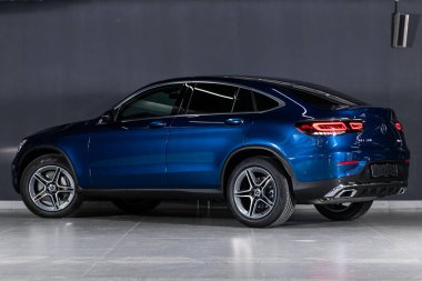 Novosibirsk / Rusya 28 Nisan 2020: Mavi Mercedes-Benz GLC sınıfı, arka görüş. Almanya 'da siyah duvarlı otoparkta yapılan yeni pahalı geçiş. 