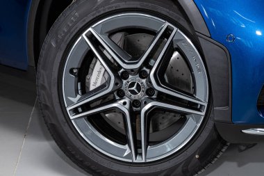 Novosibirsk / Rusya 28 Nisan 2020: Mercedes-Benz GLC sınıfı, alaşımlı tekerlek ve yakın çekimde yeni lastik. Tekerlek ayarlama diski