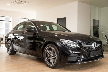 Novosibirsk / Rusya 28 Nisan 2020: siyah Mercedes-Benz C sınıfı, ön manzara. Almanya 'da otosalonda üretilen yeni pahalı sedan. 