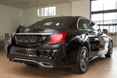 Novosibirsk / Rusya 28 Nisan 2020: siyah Mercedes-Benz C sınıfı, arka görüş. Almanya 'da otosalonda üretilen yeni pahalı sedan. 