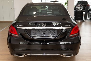 Novosibirsk / Rusya 28 Nisan 2020: siyah Mercedes-Benz C sınıfı, arka görüş. Almanya 'da otosalonda üretilen yeni pahalı sedan. 