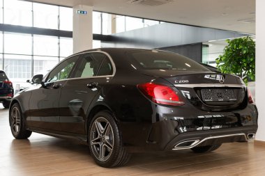 Novosibirsk / Rusya 28 Nisan 2020: siyah Mercedes-Benz C sınıfı, arka görüş. Almanya 'da otosalonda üretilen yeni pahalı sedan. 