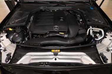 Novosibirsk / Rusya 28 Nisan 2020: Mercedes-Benz C sınıfı, araba motoru yakın çekim. İçten yanmalı motor, araba parçaları, ayrıştırma