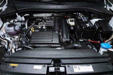 Novosibirsk / Rusya 15 Mart 2020: Volkswagen Tiguan, Otomobil Motoru. İçten yanmalı motor, araba parçaları, ayrıştırma