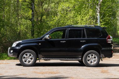  Novosibirsk / Rusya 12 Mayıs 2020, siyah Toyota Land Cruiser, yan görüş. Güneşli bir günde Novosibirsk 'te otoparkta Japonya' da yapılan yeni pahalı bir cip.