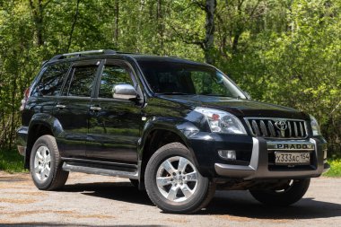  Novosibirsk / Rusya 12 Mayıs 2020, siyah Toyota Land Cruiser, ön manzara. Güneşli bir günde Novosibirsk 'te otoparkta Japonya' da yapılan yeni pahalı bir cip.