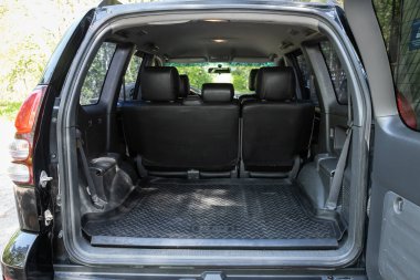 Novosibirsk / Rusya 12 Mayıs 2020 Toyota Land Cruiser, açık bagajlı bir arabanın arka görüntüsü. Modern bir arabanın dışı.