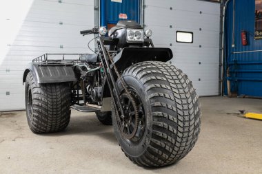  Novosibirsk / Rusya 12 Mayıs 2020, siyah ev yapımı bataklık arabası, ön manzara, garajda off-road kullanımı için. 