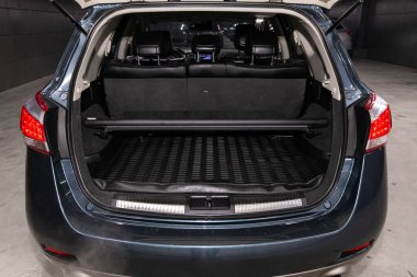 Novosibirsk / Rusya 31 Mart 2020: Nissan Murano, bagajı açık bir arabanın arka görüntüsü. Modern bir arabanın dışı.