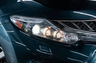 Novosibirsk / Rusya 31 Mart 2020: Nissan Murano, yeni arabanın ayrıntılı ışığı. Dış detay  