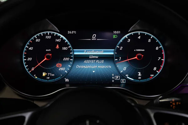 2020年4月28日 梅赛德斯 奔驰Glc级 汽车面板 数字明亮速度计 里程表等工具 — 图库照片