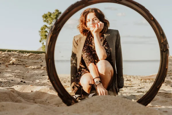 Una Mujer Alegre Cabello Oscuro Vestido Floral Chaquetas Sonríe Camina — Foto de Stock