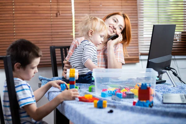 Uma Jovem Mãe Está Tentando Trabalhar Computador Trabalho Remoto Durante — Fotografia de Stock