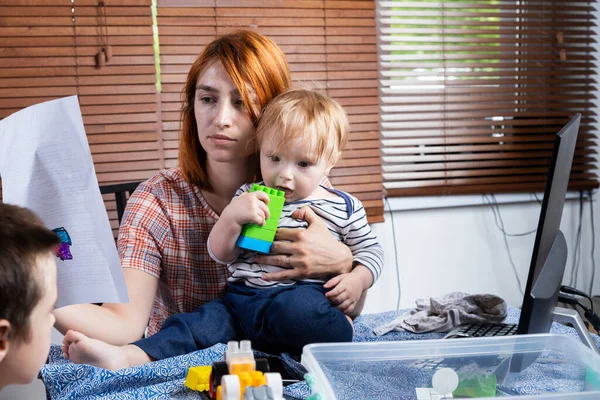 Ung Kvinnlig Mamma Försöker Tråkigt Nog Att Arbeta Dator Ett — Stockfoto