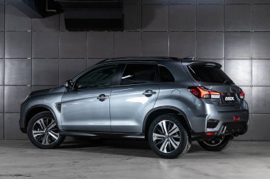 Novosibirsk / Rusya 25 Mayıs 2020: gümüş Mitsubishi ASX, arka görüş. Japonya 'da siyah duvarlı otoparkta yapılan yeni bir pahalı geçiş. 