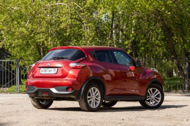 Novosibirsk / Rusya 15 Mayıs 2020: Kırmızı Nissan Juke, arka plan. Yazın güneşli bir günde, Japonya 'da bir otoparkta yapılan modern kesişme.