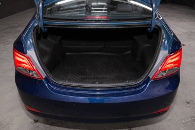 Novosibirsk / Rusya 23 Mart 2020: Hyundai Solaris, bagajı açık bir arabanın arka görüntüsü. Modern bir arabanın dışı.