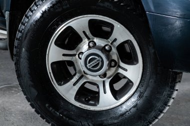 Novosibirsk / Rusya 31 Mart 2020: Nissan Terrano, alüminyum alaşımlı yakın çekimli araba tekerleği ve yeni lastik 