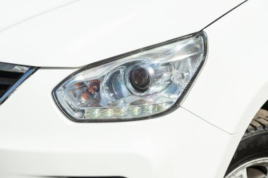 Novosibirsk / Rusya 03 Mayıs 2020: Nissan Terrano, modern bir arabanın Parlayan Işığı